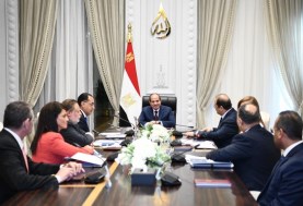 الرئيس السيسي ومسؤولي السياسة المالية والنقدية بمصر