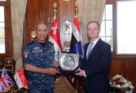 الفريق أشرف إبراهيم عطوة قائد القوات البحرية المصرية والسفير البريطاني وملحق الدفاع البريطاني