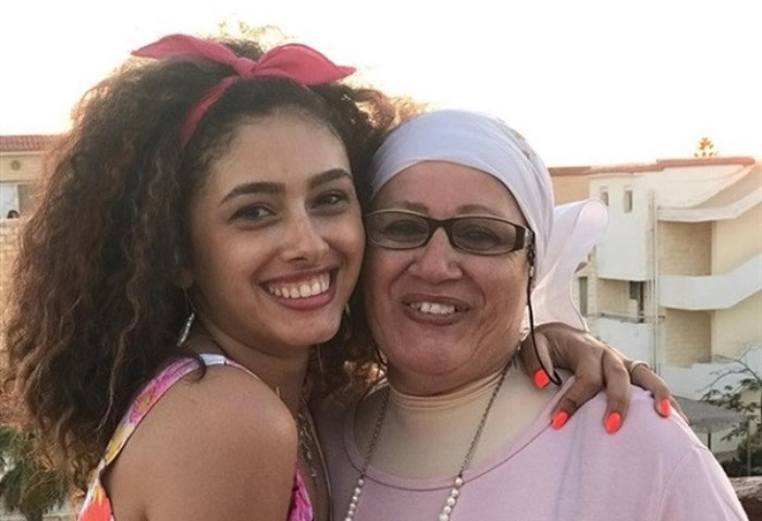الفنانة ريم أحمد مع والدتها