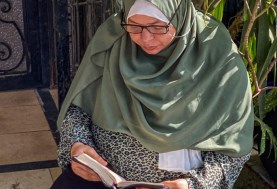 والدة تقرأ القرآن من أمام لجان امتحانات الثانوية العامة 