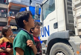 الأطفال أمام شاحنات المساعدات في غزة - «مكتب إعلام الأونروا في غزة»