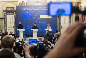الرئيس الأوكراني فولوديميرر زيلينسكي رفقة رئيس المجلس الأوروبي ورئيسة المفوضية الأوروبية