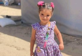  طفلة فلسطينية بفستان العيد