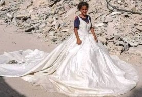 طفلة فلسطينية بفستان زفاف من قلب الدمار