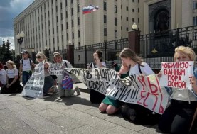 نساء روسيات يتظاهرن في موسكو