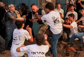 يهود يعتدون على صحفي إسرائيلي في «مسيرة الأعلام»