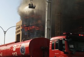 نشوب حريق في أحد المباني بمدينة المنقف في الكويت