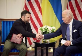 الرئيس الأوكراني فولوديمير زيلينسكي مع نظيرة الأمريكي جو بايدن