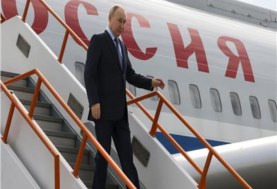 نزول فلاديمير بوتين من الطائرة_أرشيفية