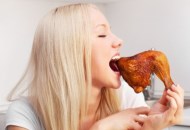 هل تناول الدجاج يؤثر على هرمونات المرأة؟