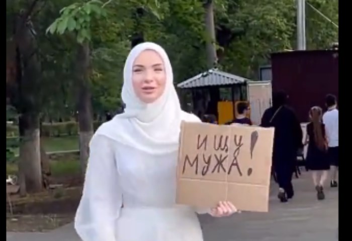 عروس روسية تجوب الشوارع بحثا عن عريس