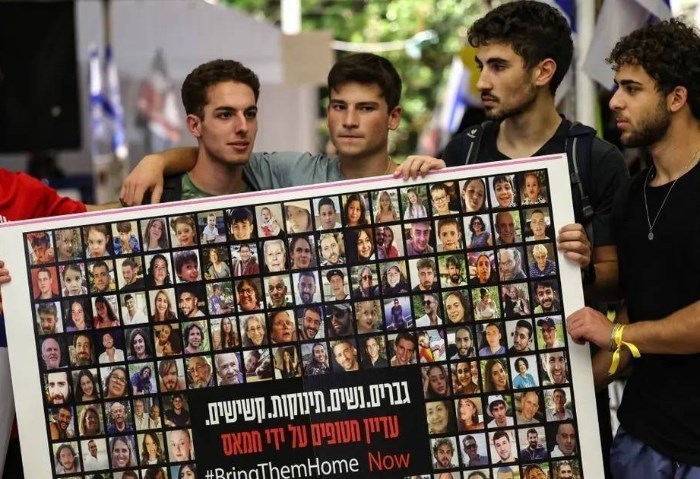  عائلات المحتجزين الإسرائيليين
