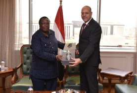 وزير العمل مع رئيس منظمة الوحدة النقابية الإفريقية