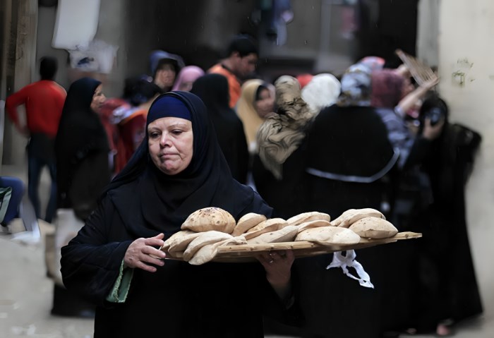 مصريون أمام مخبز مدعم للعيش - أرشيفية 