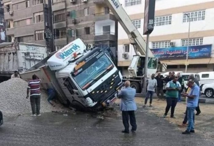 انقلاب سيارة نقل يتسبب في هبوط أرضي بالمطرية - الجمهور الإخباري