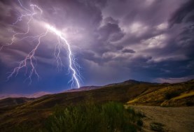 البرق في المنام ـ أرشيفية 