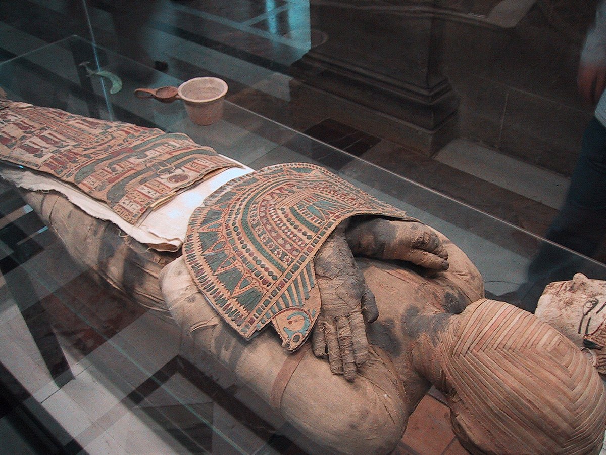 Mummy_Louvre_1701_025632.jpg